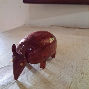 Armadillo tallado en madera y totumo